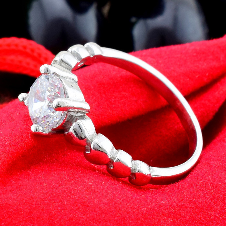 

Серебряное кольцо Севилья вставка белые фианиты 18