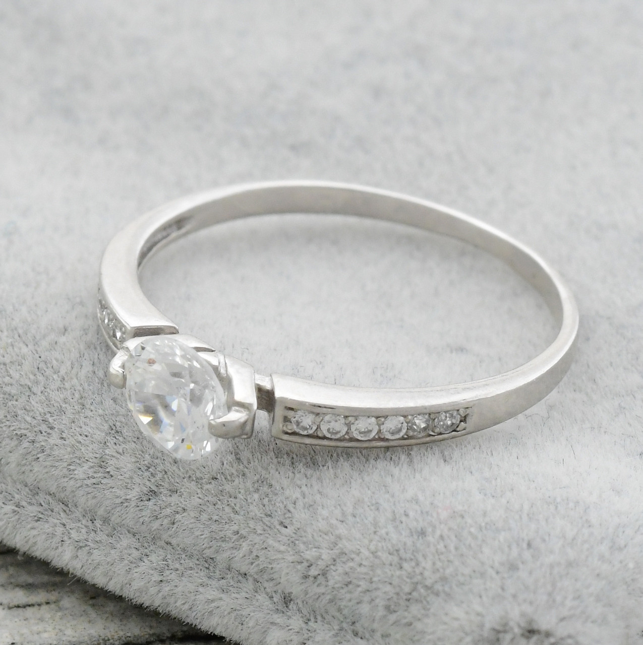 

Серебряное кольцо Розы вставка белые фианити18