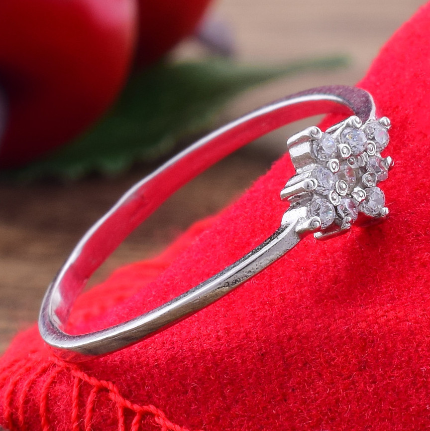 

Серебряное кольцо Небесная роса вставка белые фианиты 14