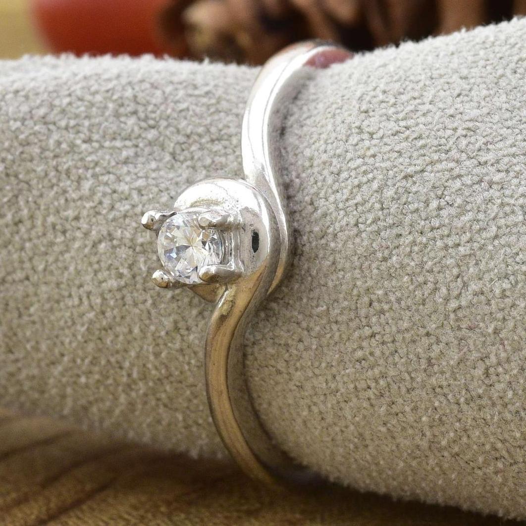 

Серебряное кольцо Валюшка белые фианиты 18.5