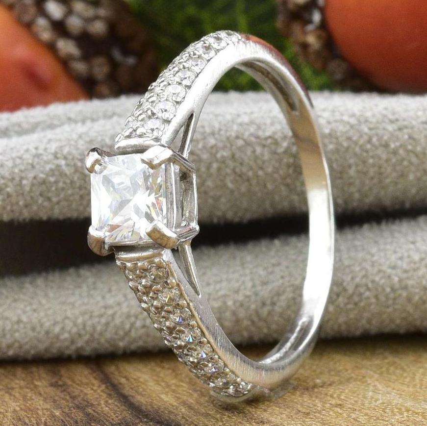 

Серебряное кольцо Мадонна ставка белые фианиты 18.5