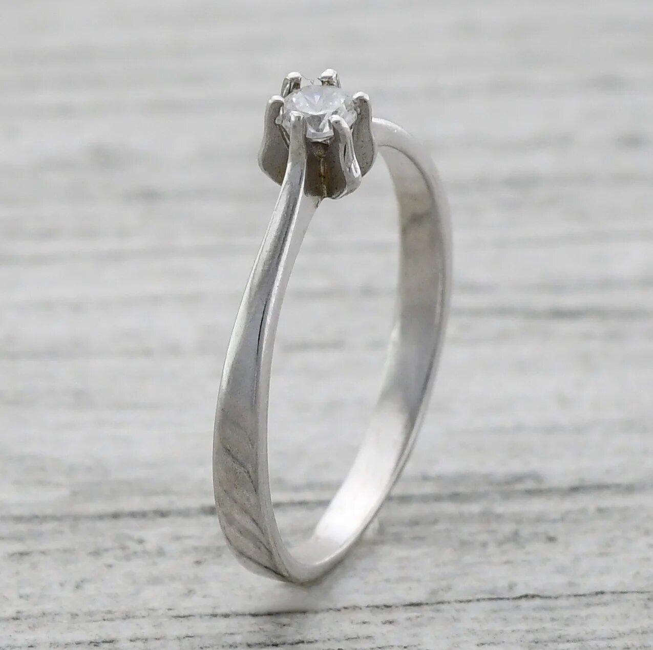 

Серебряное кольцо Бьюти вставка белый фианит 15