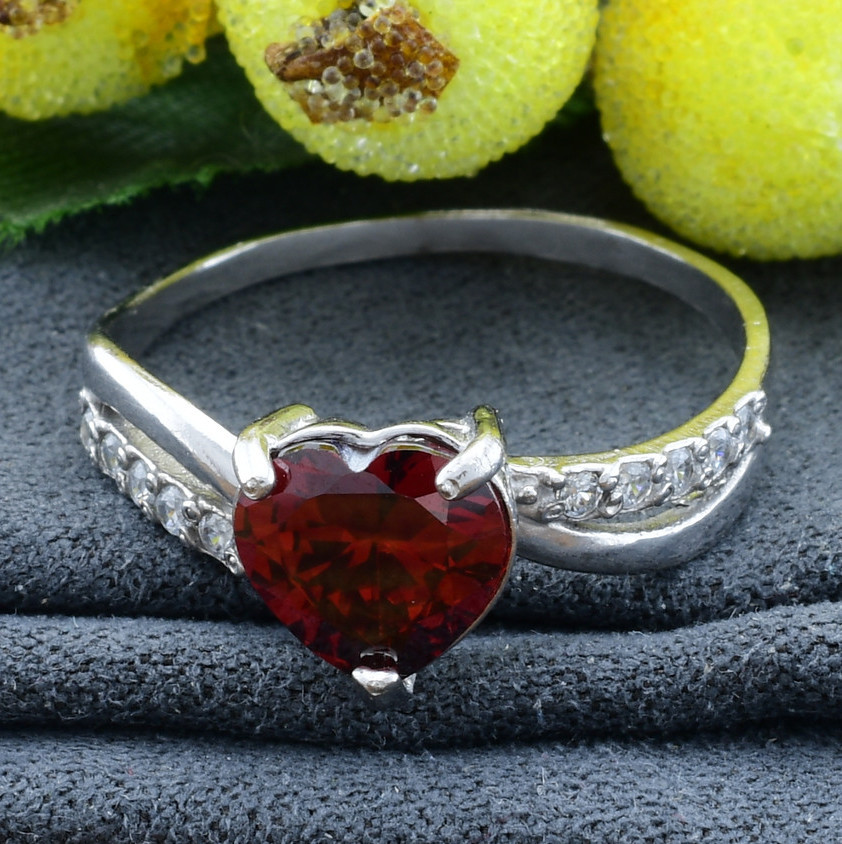

Серебряное кольцо вставка красные фианиты 18