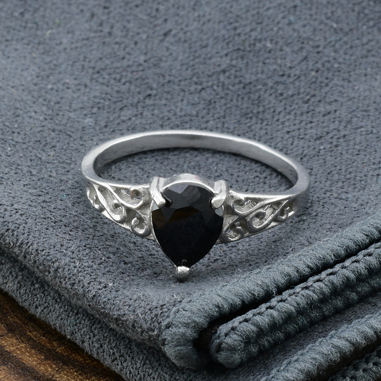 

Серебряное кольцо Сабина вставка черные фианиты 18