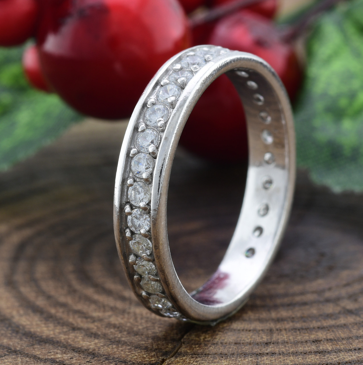 

Серебряное кольцо Бритни вставка белые фианиты 18