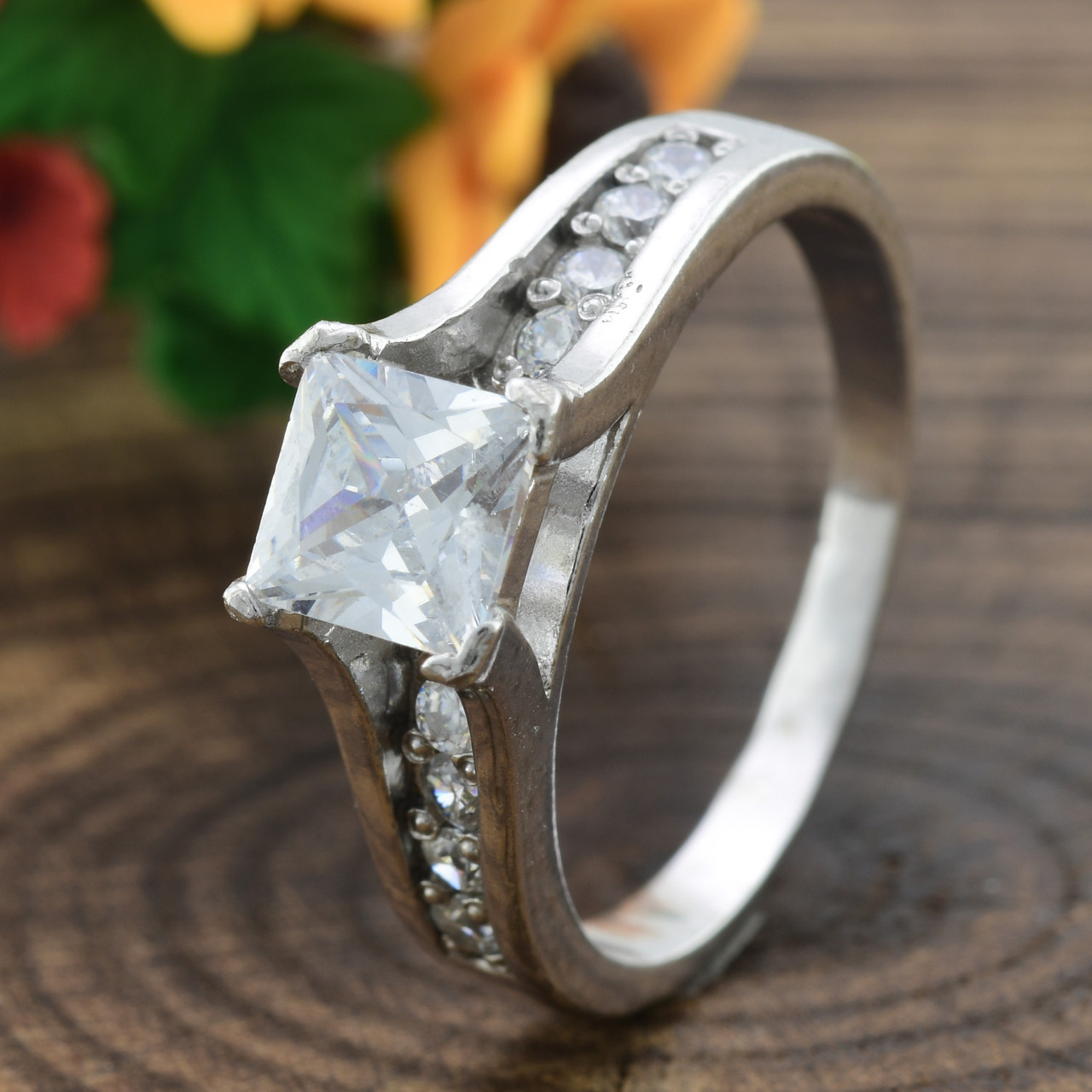 

Серебряное кольцо Арника вставка белые фианиты 19
