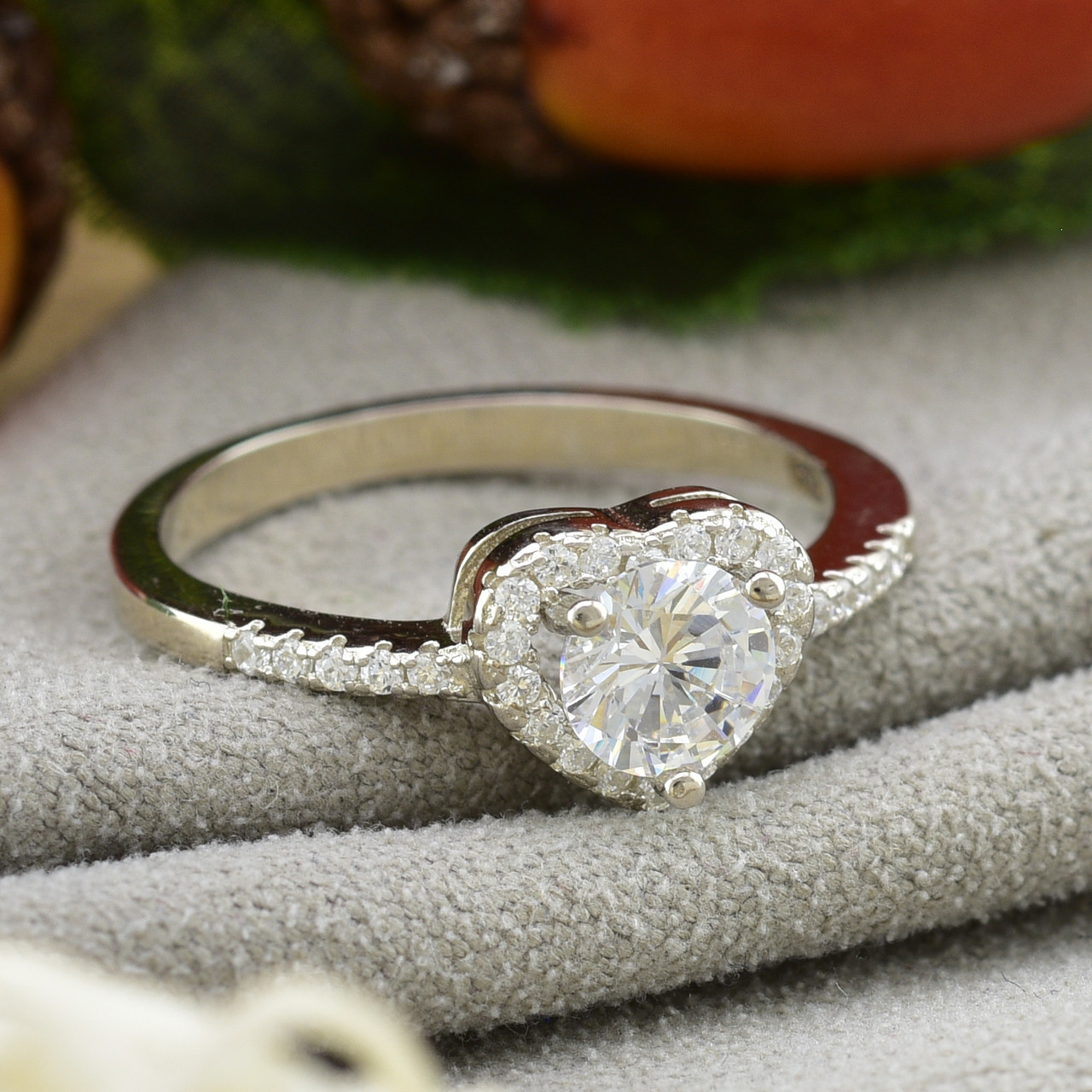 

Серебряное кольцо ТС510206б вставка белые фианиты 17