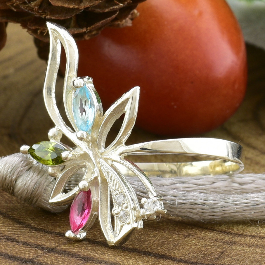 

Серебряное кольцо Азалия вставка разноцветные фианиты 17.5