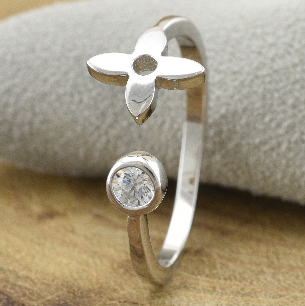

Серебряное кольцо ТС510318б вставка белые фианиты 18