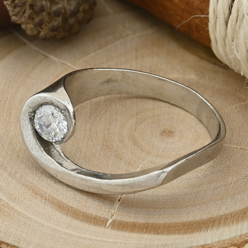 

Серебряное кольцо Кассиопея белые фианиты 18.5