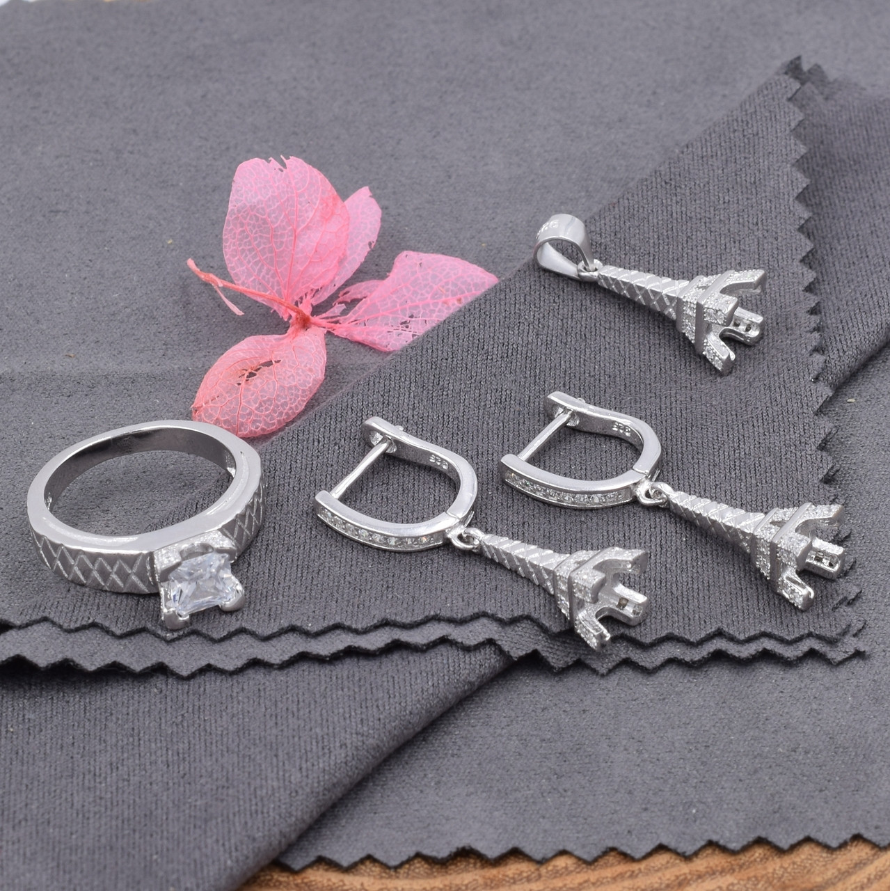 

Серебряный набор кольцо + серьги 32х7 мм + кулон 25х7 мм вставка белые фианиты 18