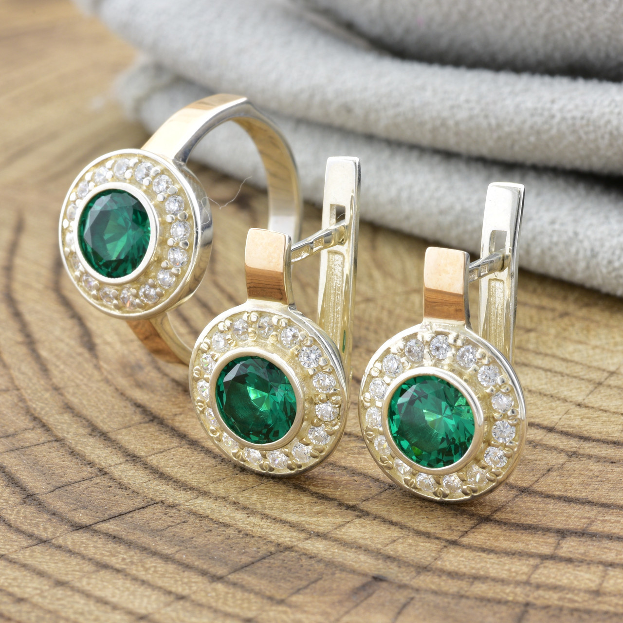 

Серебряный набор с золотом 1004БС кольцо + серьги 19х11 мм вставка изумрудные фианити16