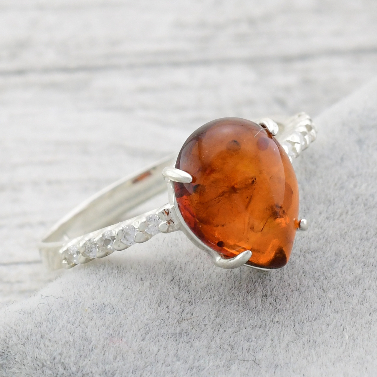 

Серебряное кольцо Капля солнца вставка искусственный янтарь 19