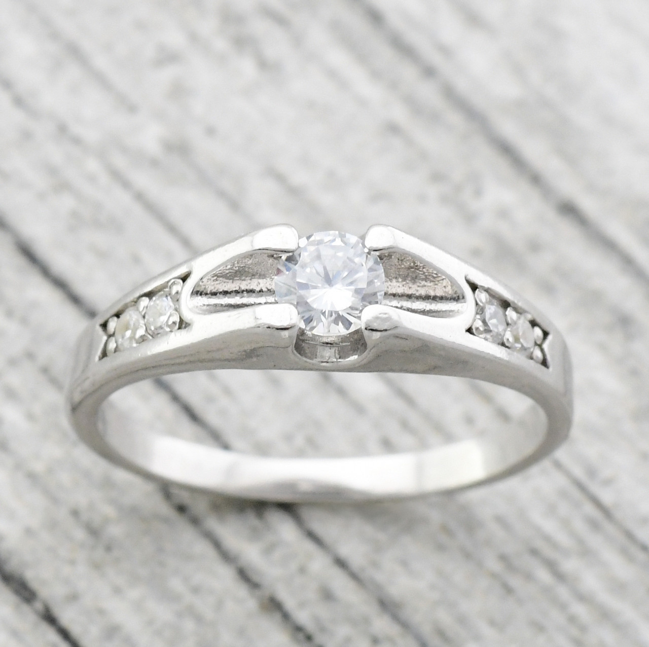 

Серебряное кольцо Констанция вставка белые фианиты 15