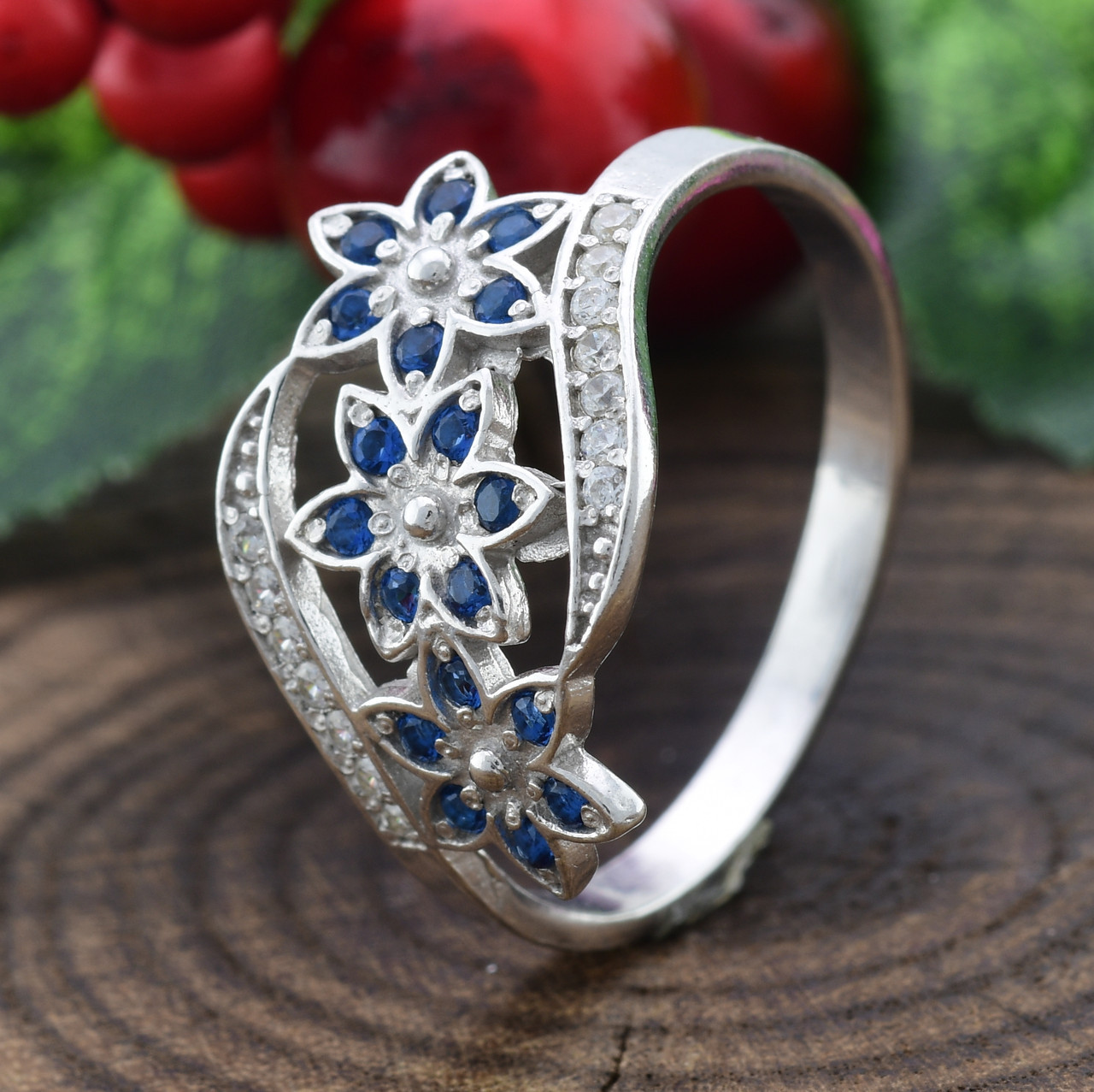 

Серебряное кольцо Цветочный букет вставка синие фианиты 16