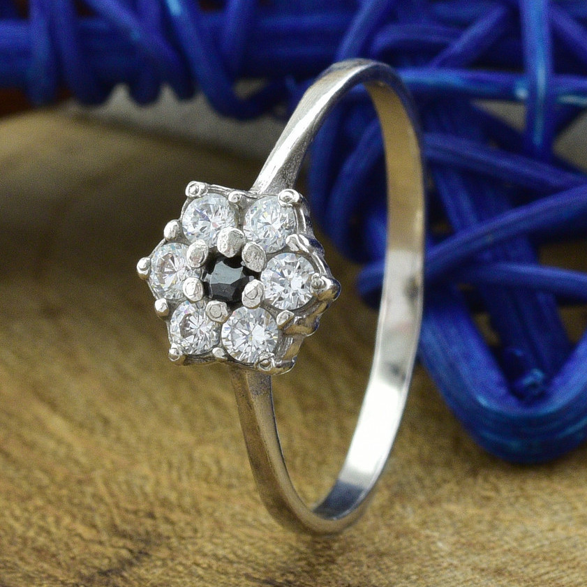 

Серебряное кольцо Мари черные и белые фианиты 17