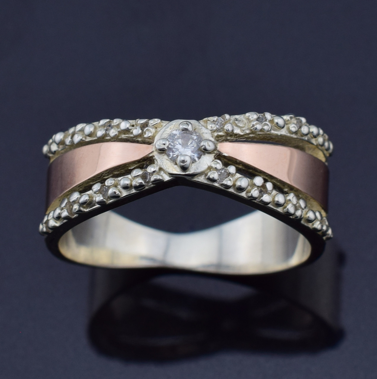 

Серебряное кольцо Канди вставка белые фианиты 18