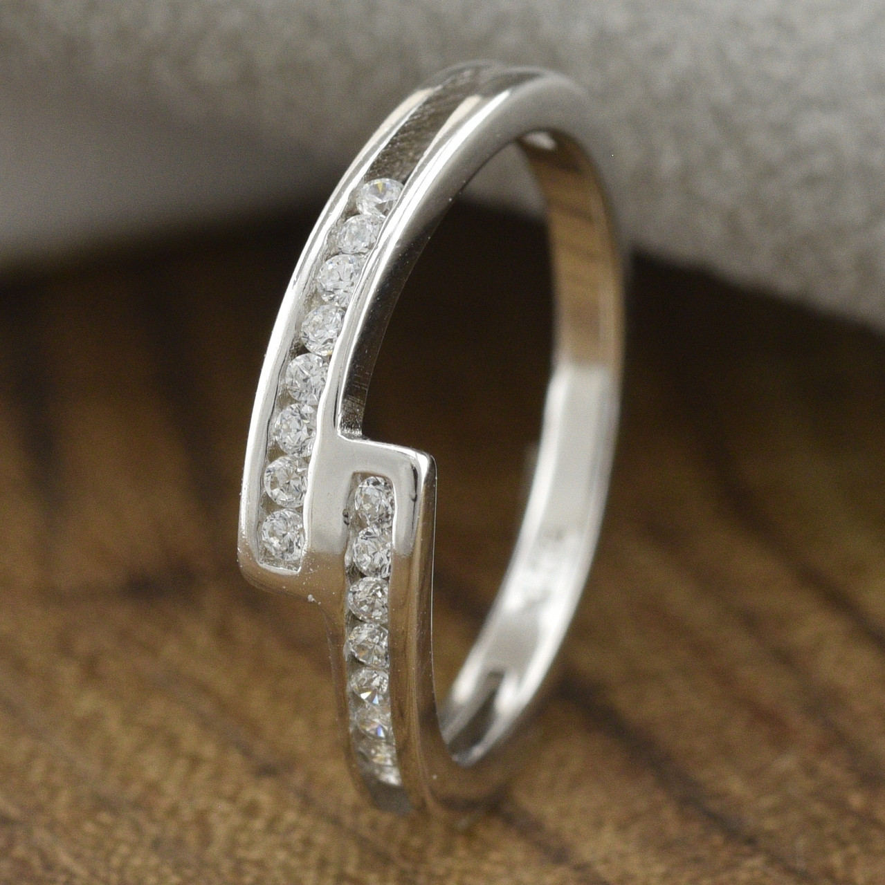 

Серебряное кольцо ТС510350б вставка белые фианиты 15