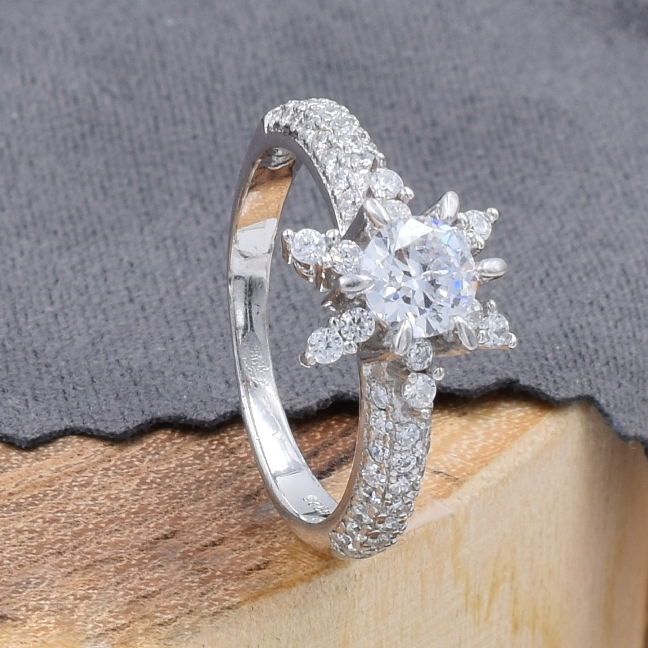 

Серебряное кольцо ширина 10 мм вставка белые фианиты 16.5