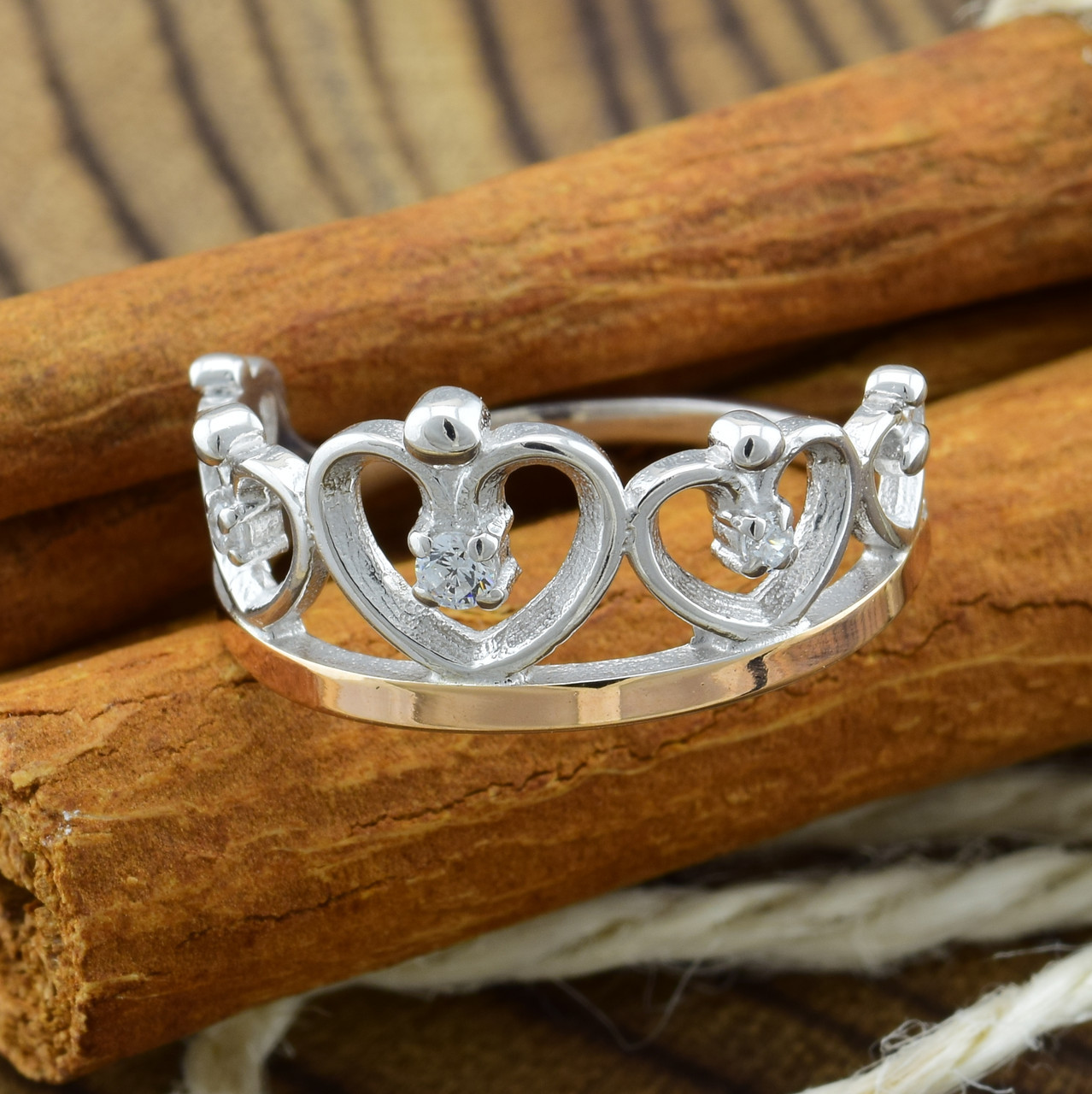 

Серебряное кольцо с золотом Корона вставка белые фианиты 16.5