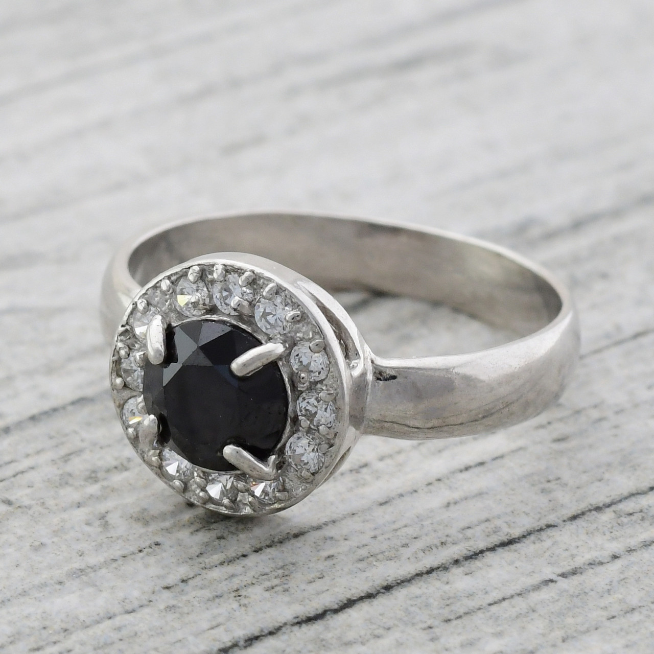 

Серебряное кольцо Бездна вставка черные и белые фианиты 19.5
