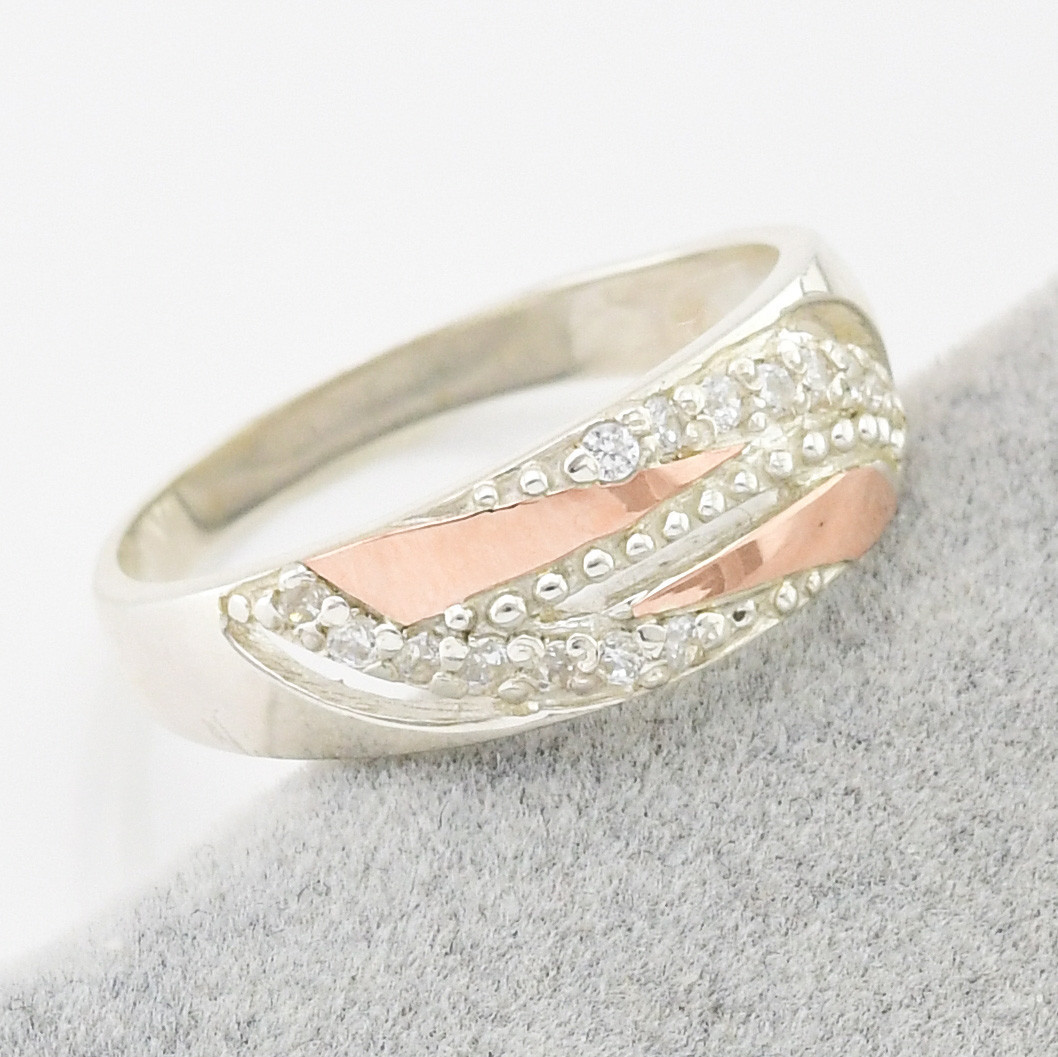 

Серебряное кольцо с золотом Мелисса вставка белые фианиты 15