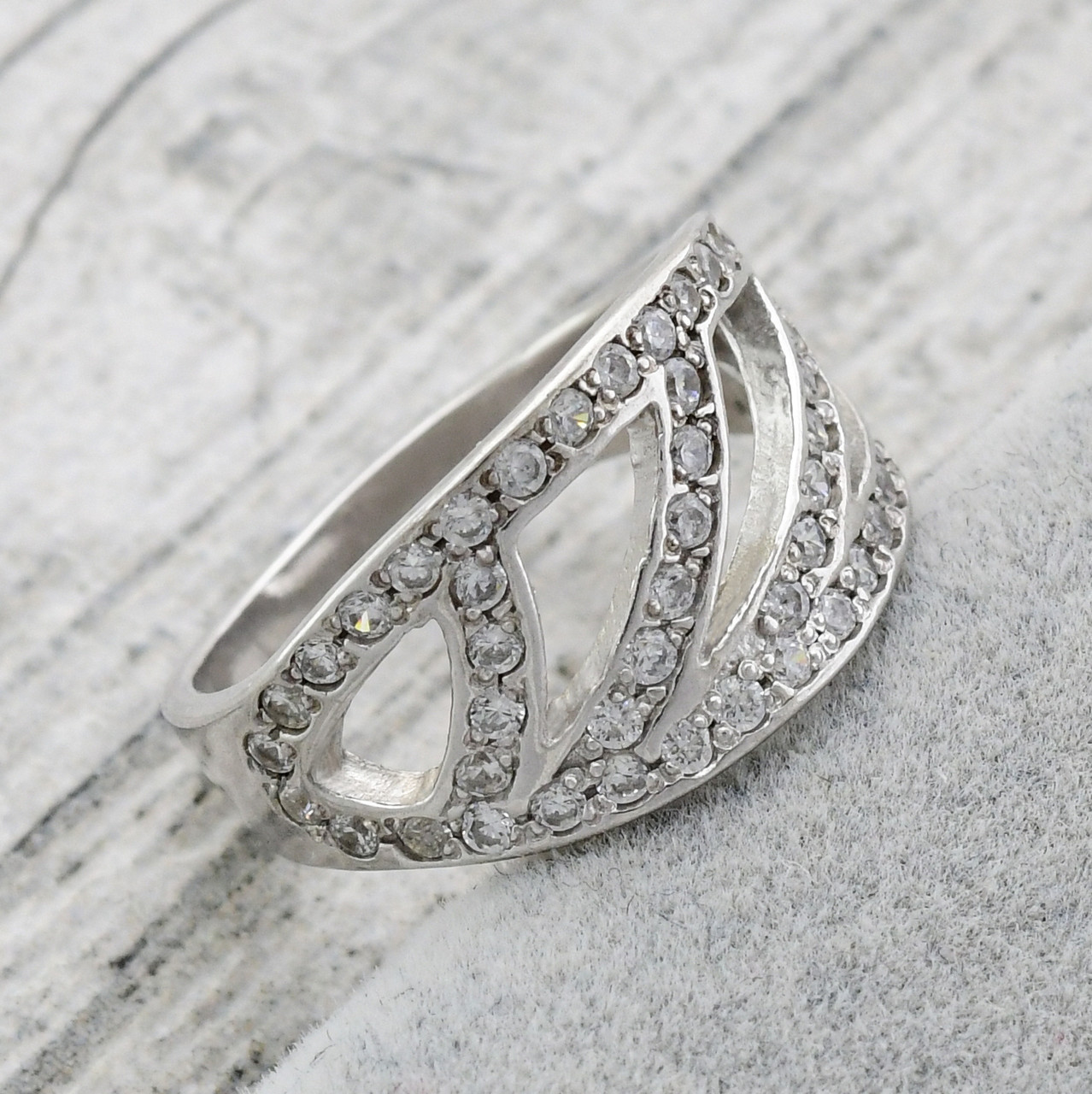 

Серебряное кольцо Колизей вставка белые фианиты 19