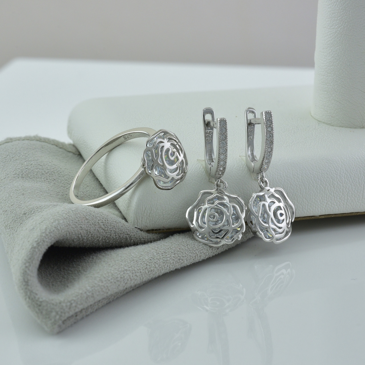 

Серебряный набор кольцо + серьги 26х10 мм вставка белые фианиты 17.5