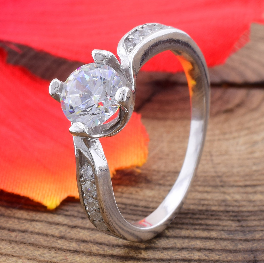 

Серебряное кольцо Лаура вставка белые фианиты 15