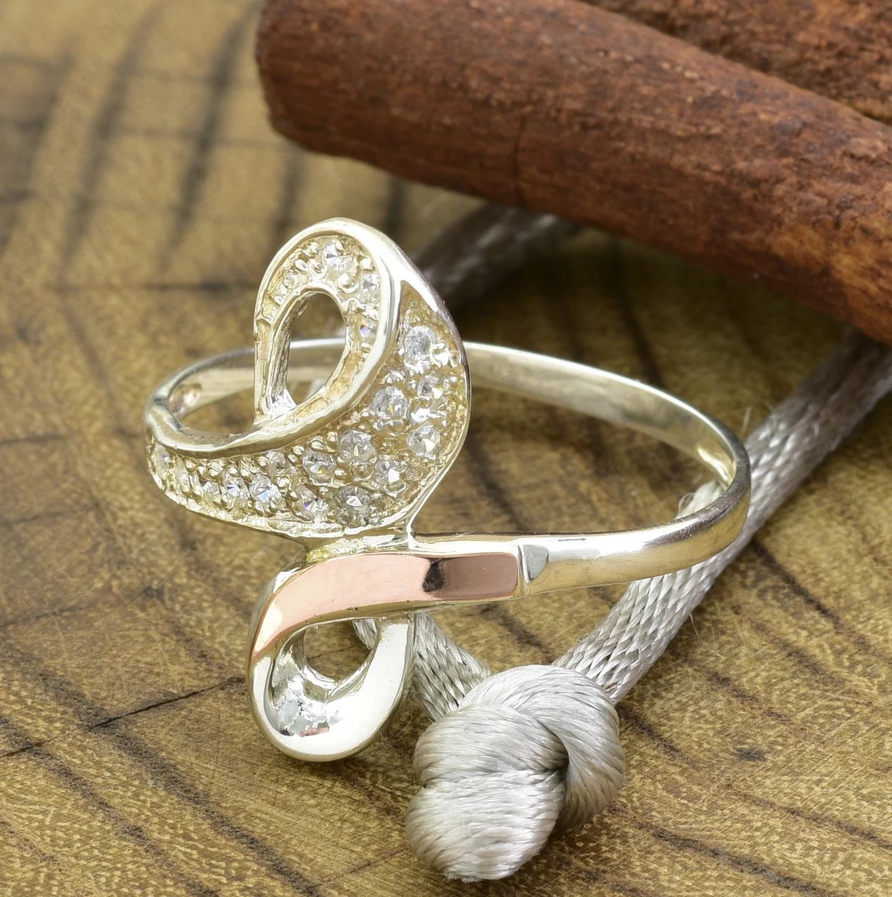 

Серебряное кольцо с золотом Марта вставка белые фианиты 19
