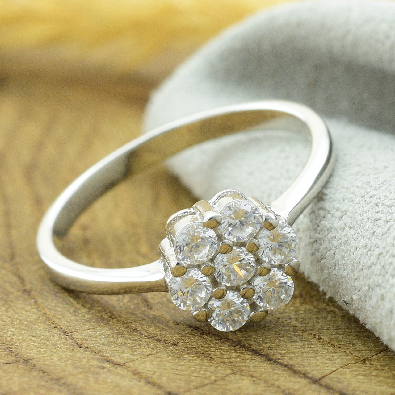 

Серебряное кольцо вставка белые фианиты 18