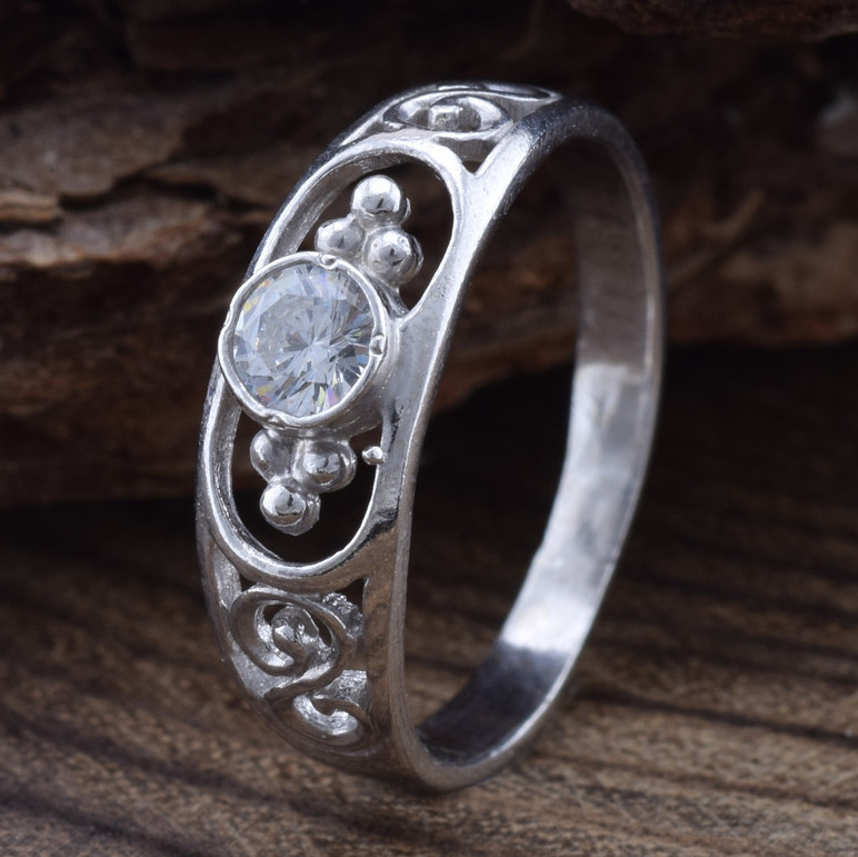 

Серебряное кольцо Марта вставка белые фианиты 17