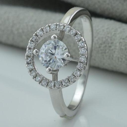 

Серебряное кольцо вставка белые фианиты 17.5