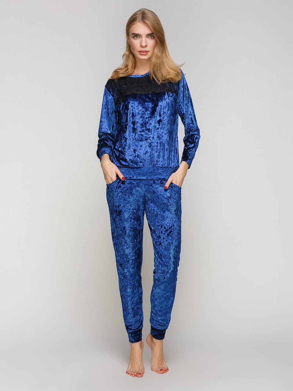 

Женский Повседневный костюм велюровый Serenade синий с черным кружевом  5611 (1587, Женский Повседневный костюм велюровый Serenade синий с черным кружевом S 5611 (1587)