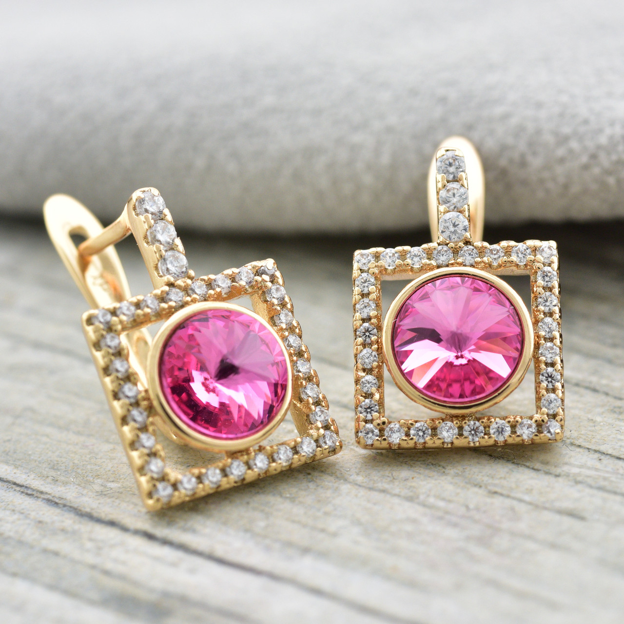 

Серьги Xuping с кристаллами Swarovski 83128 размер 15х10 мм цвет розовый вес 2.7 г позолота 18К