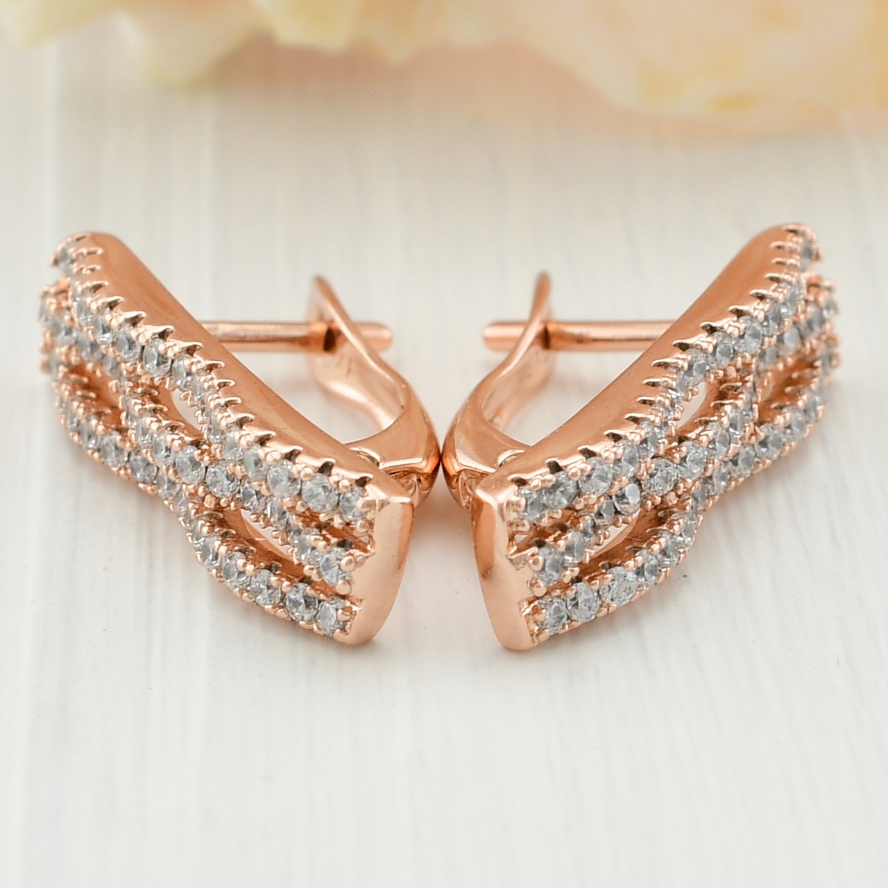 

Серьги Xuping 31208 размер 20х6 мм вес 3.2 г белые фианиты позолота РО