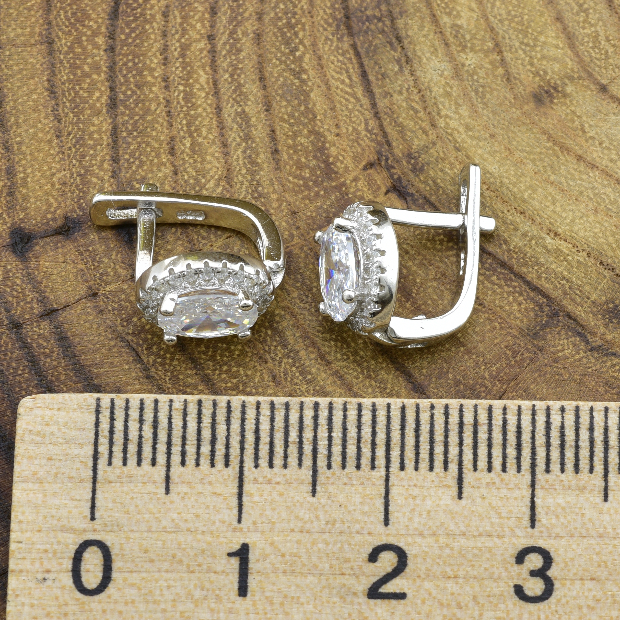 

Серебряные серьги размер 10х6 мм белые фианиты вес 2.6 г