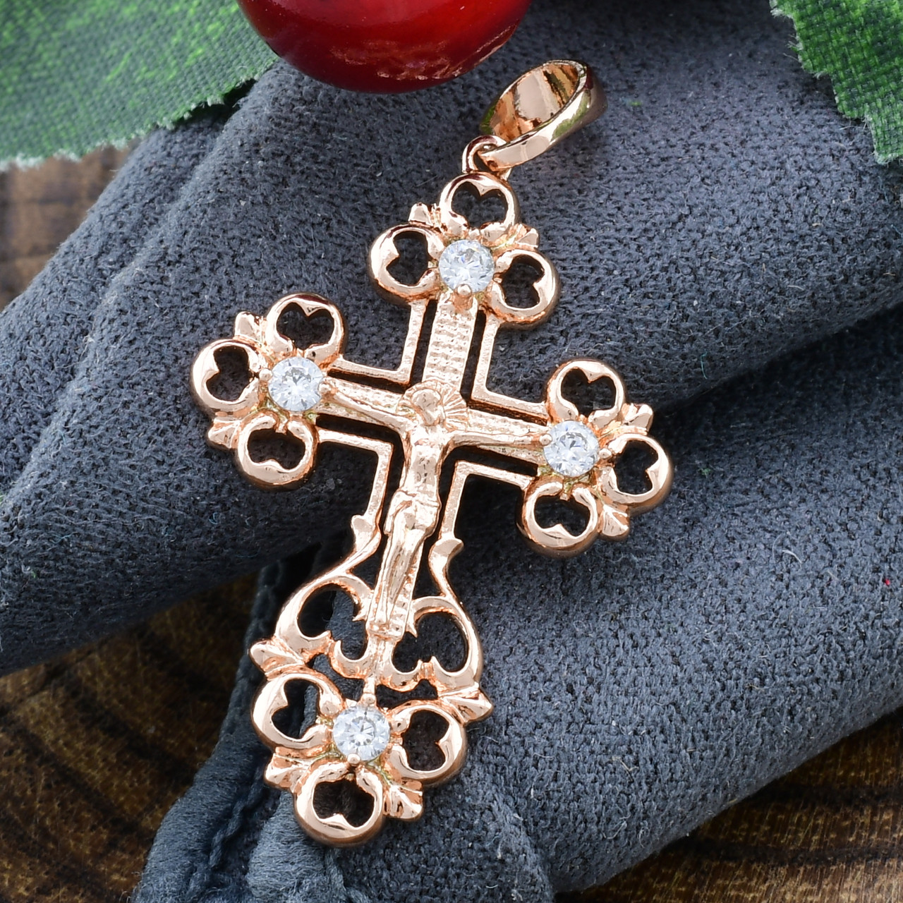 

Хрестик Xuping для ланцюжка до 3 мм 71124 розмір 34х18 мм білі фіаніти вага 1.7 г позолота РО