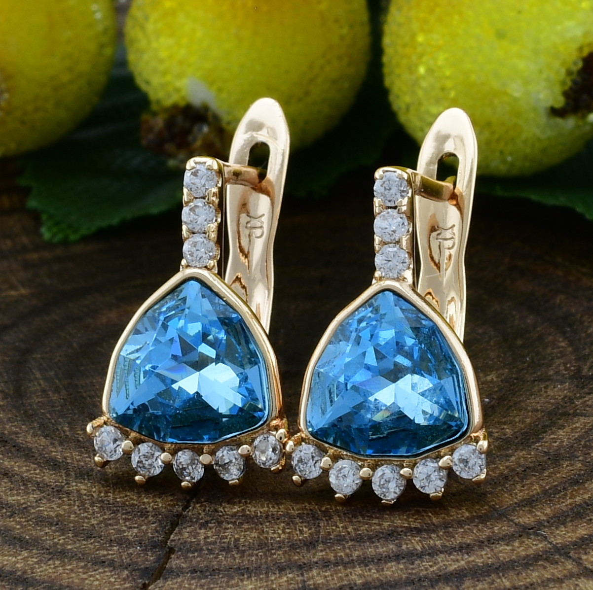 

Серьги Xuping с кристаллами Swarovski 21414 размер 15х9 мм цвет аквамариновый вес 2.82 г позолота 18