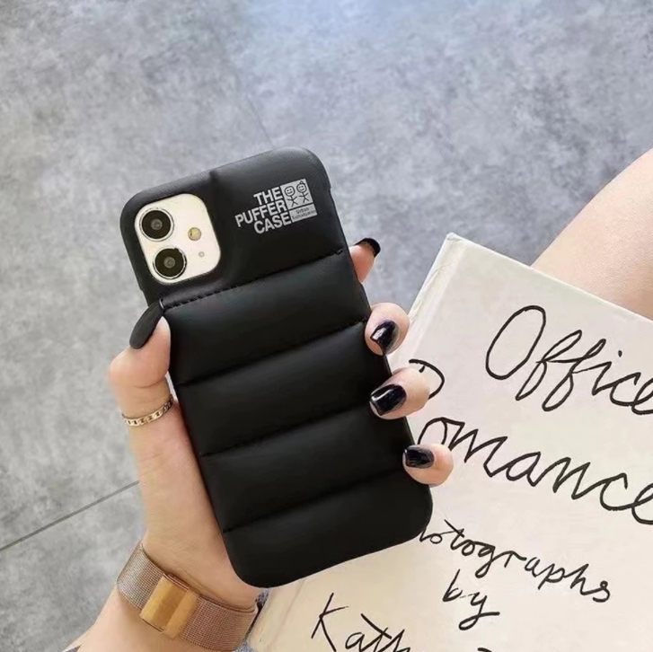 

Черный пуферний чехол-пуховик для iPhone 12