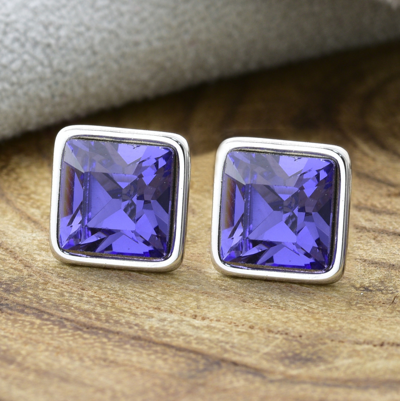 

Серьги Xuping с кристаллами Swarovski 21402 размер 7х7 мм цвет танзанит позолота Белое Золото
