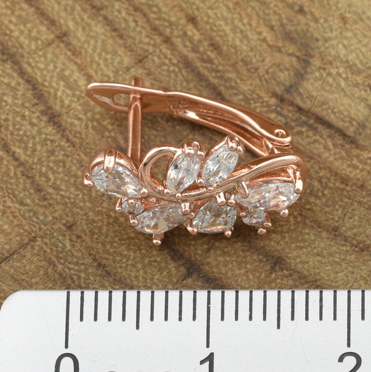 

Серьги Xuping 30946 размер 15х9 мм вес 2.6 г белые фианиты позолота РО