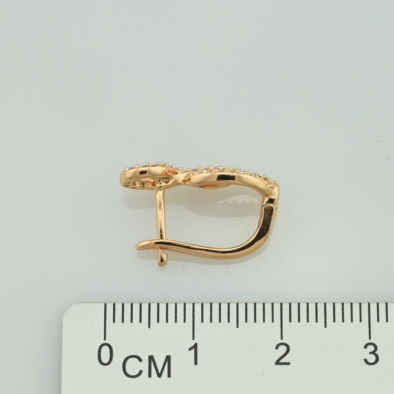 

Серьги Xuping 30252 размер 18х7 мм белые фианиты вес 2.2 г позолота 18К