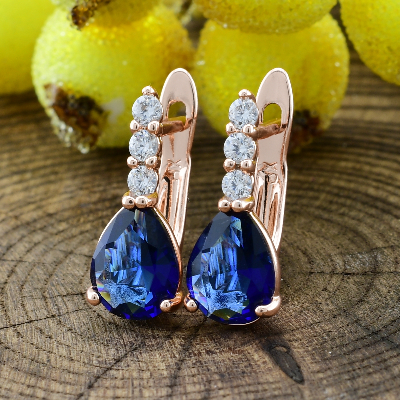 

Серьги Xuping 24610 размер 15х6 мм синие фианиты вес 2.3 г позолота РО