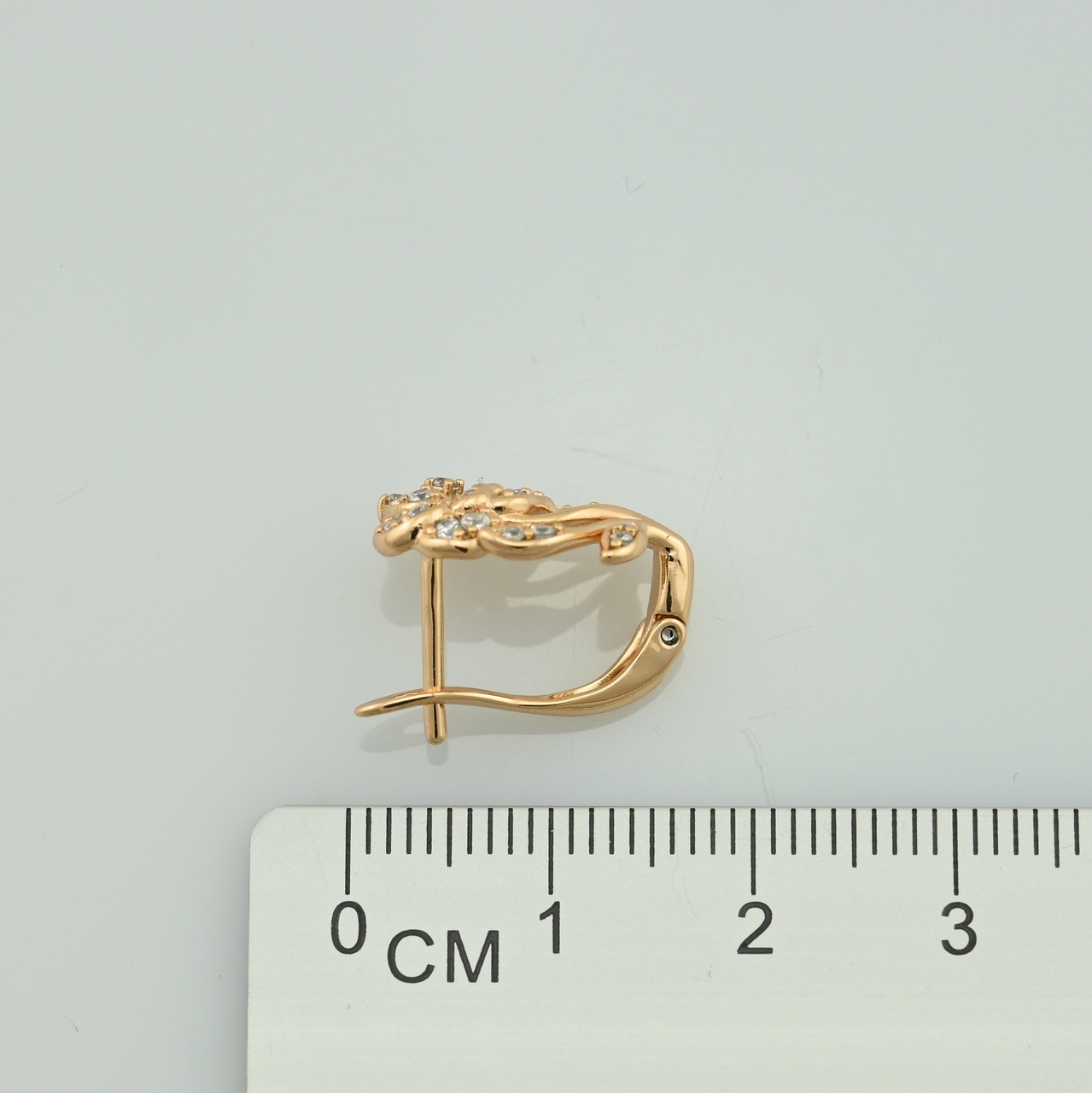

Серьги Xuping 30277 размер 16х9 мм белые фианиты вес 2.8 г позолота 18К