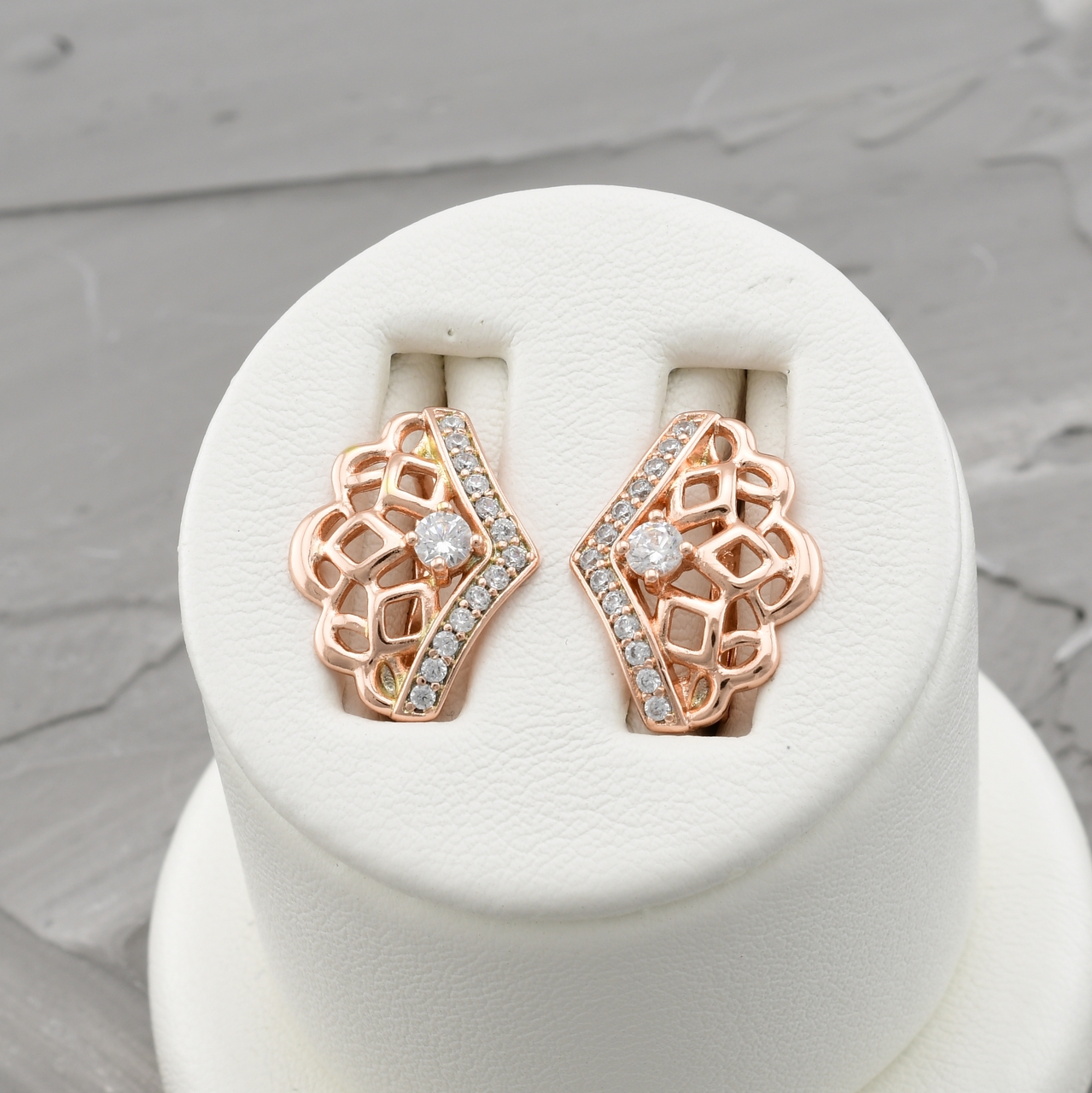 

Серьги Xuping 30326 размер 15х10 мм белые фианиты вес 2.4 г позолота РО
