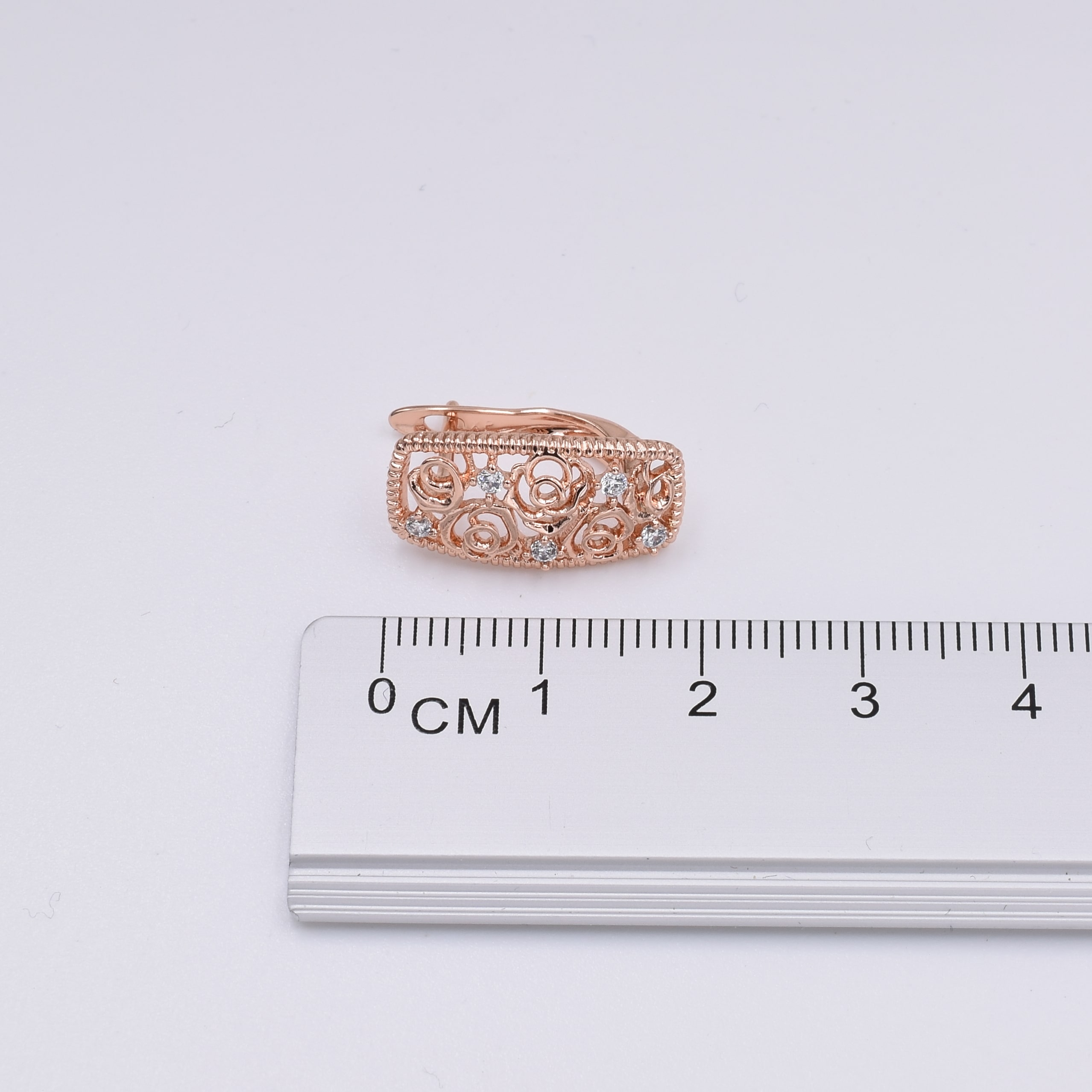

Серьги Xuping 30351 размер 19х10 мм белые фианиты вес 3.2 г позолота РО