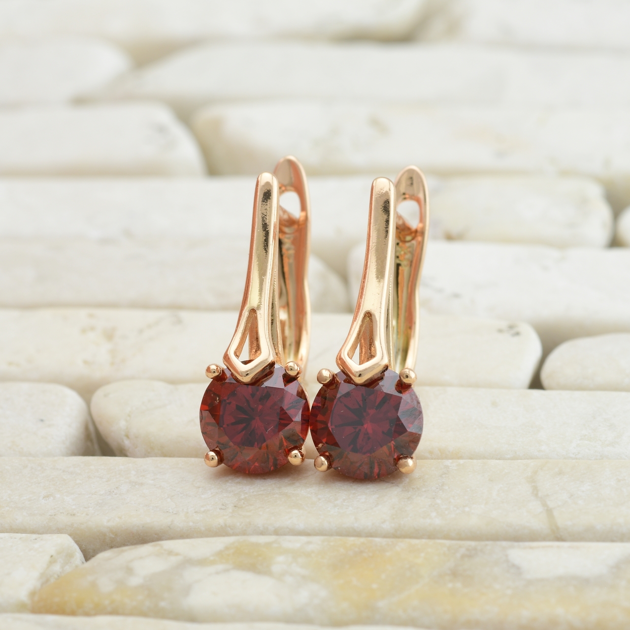 

Серьги Xuping 30185 размер 19х7 мм красные фианиты вес 3.0 г позолота 18К