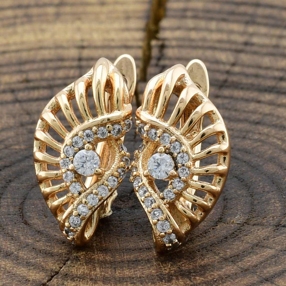 

Серьги Xuping 26273 размер 17х9 мм вес 2.6 г белые фианиты позолота 18К