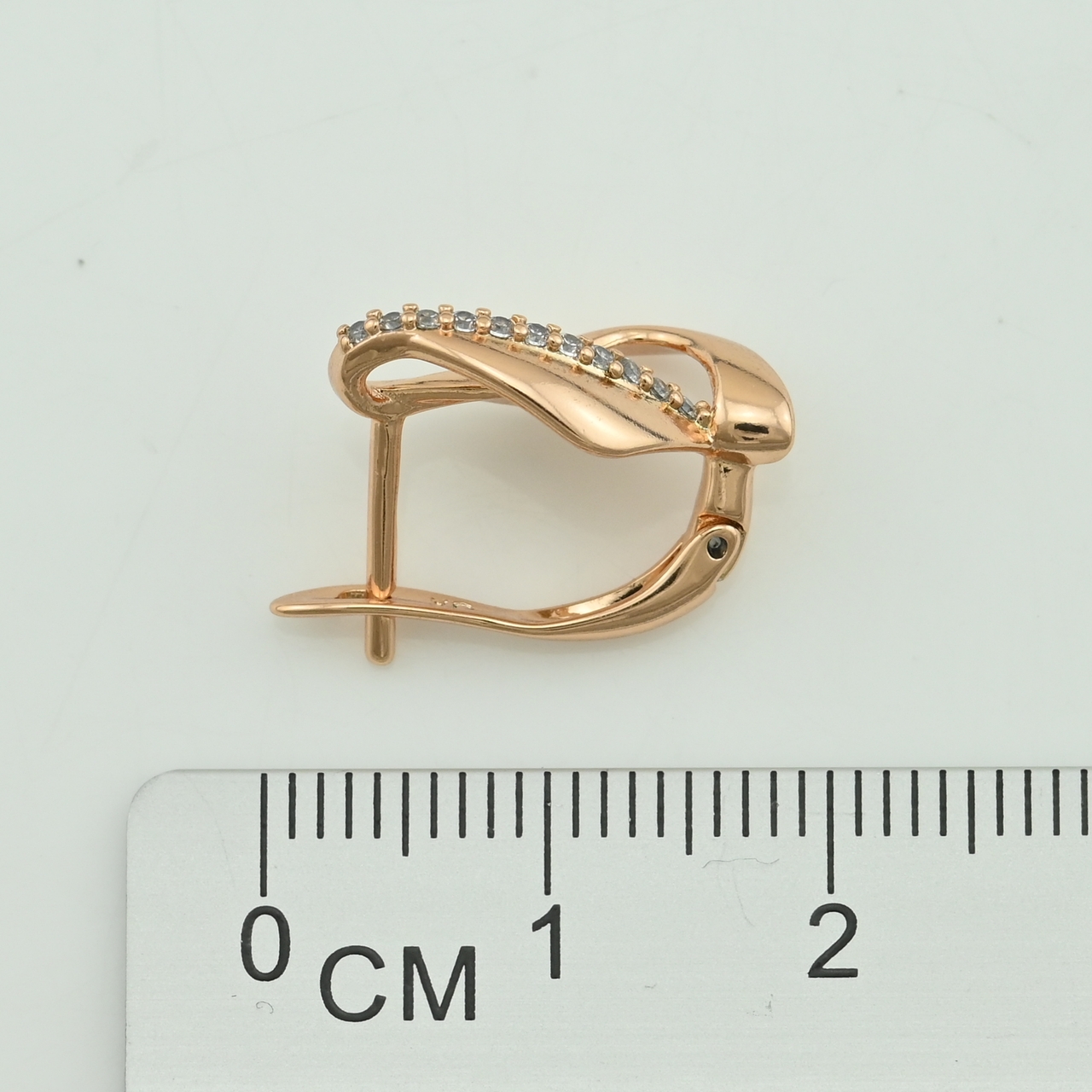 

Серьги Xuping 30088 размер 15х8 мм белые фианиты вес 2.5 г позолота 18К